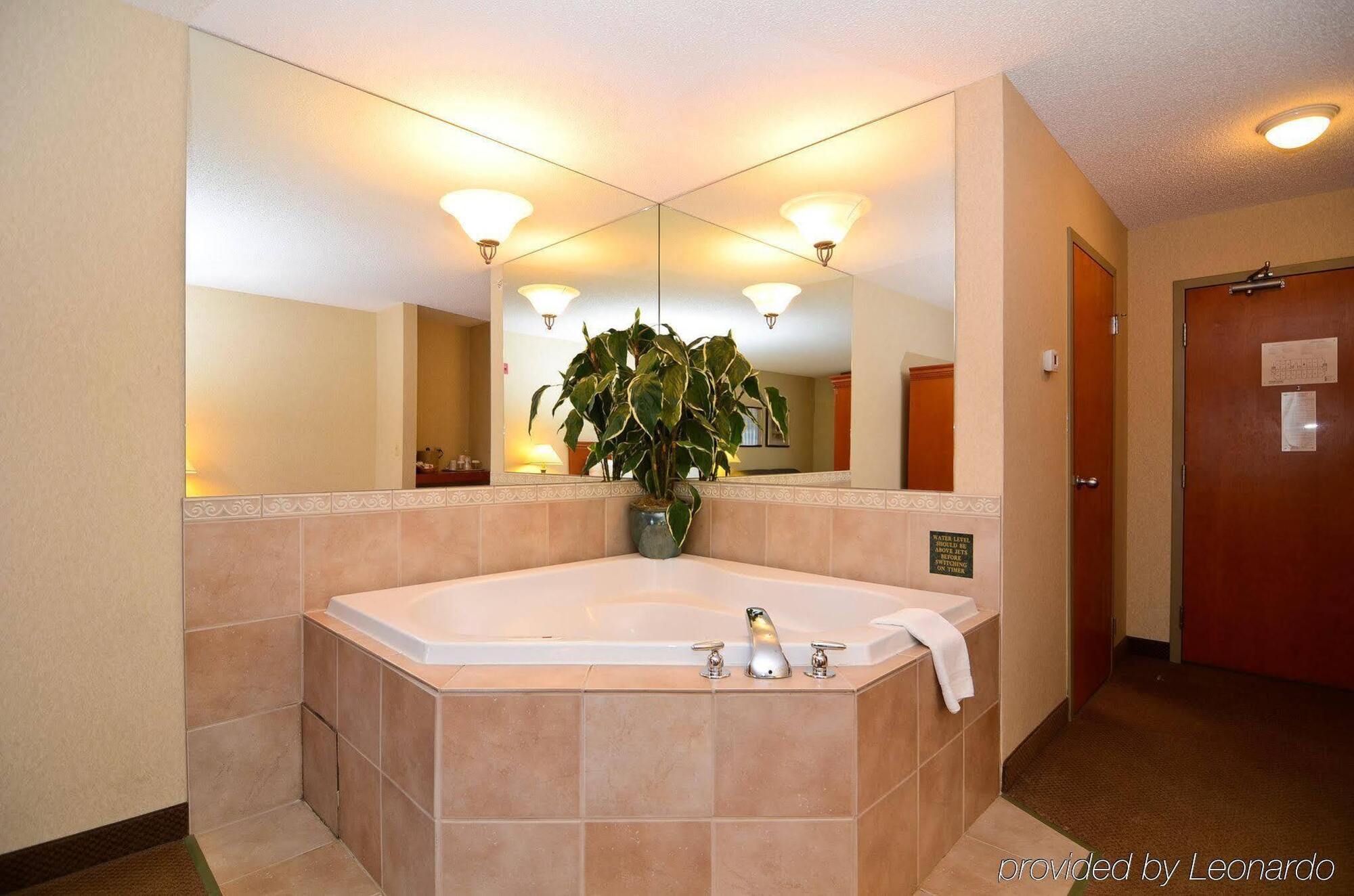 Best Western Plus Calgary Centre Inn Екстер'єр фото